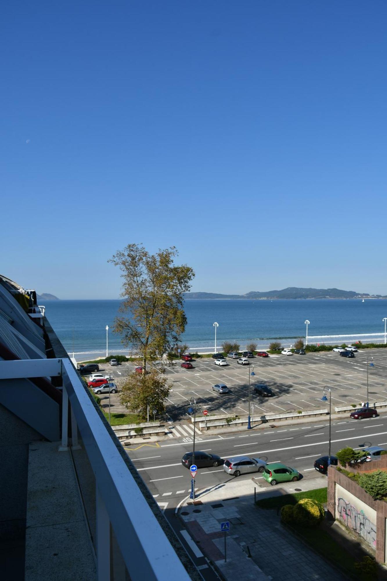 Primera Linea De Playa Samil Costa Con Garaje Incluido Vigo Exterior photo