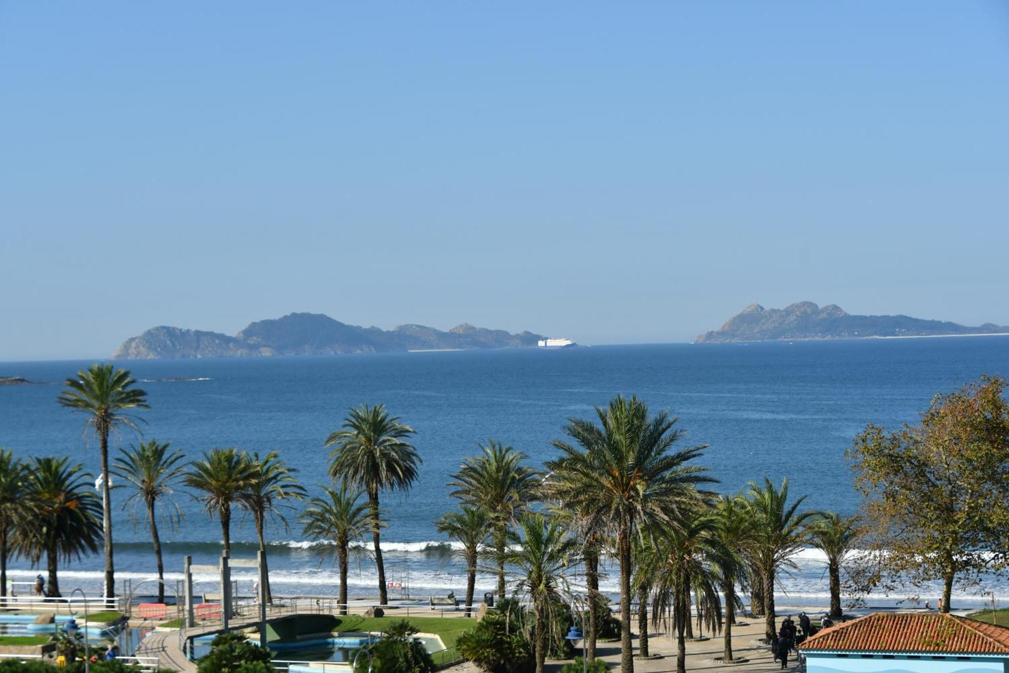Primera Linea De Playa Samil Costa Con Garaje Incluido Vigo Exterior photo